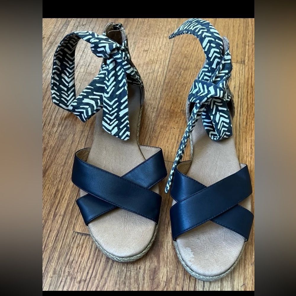 Ugg  Stylish Black Espadrille Sandals size 6-1/2